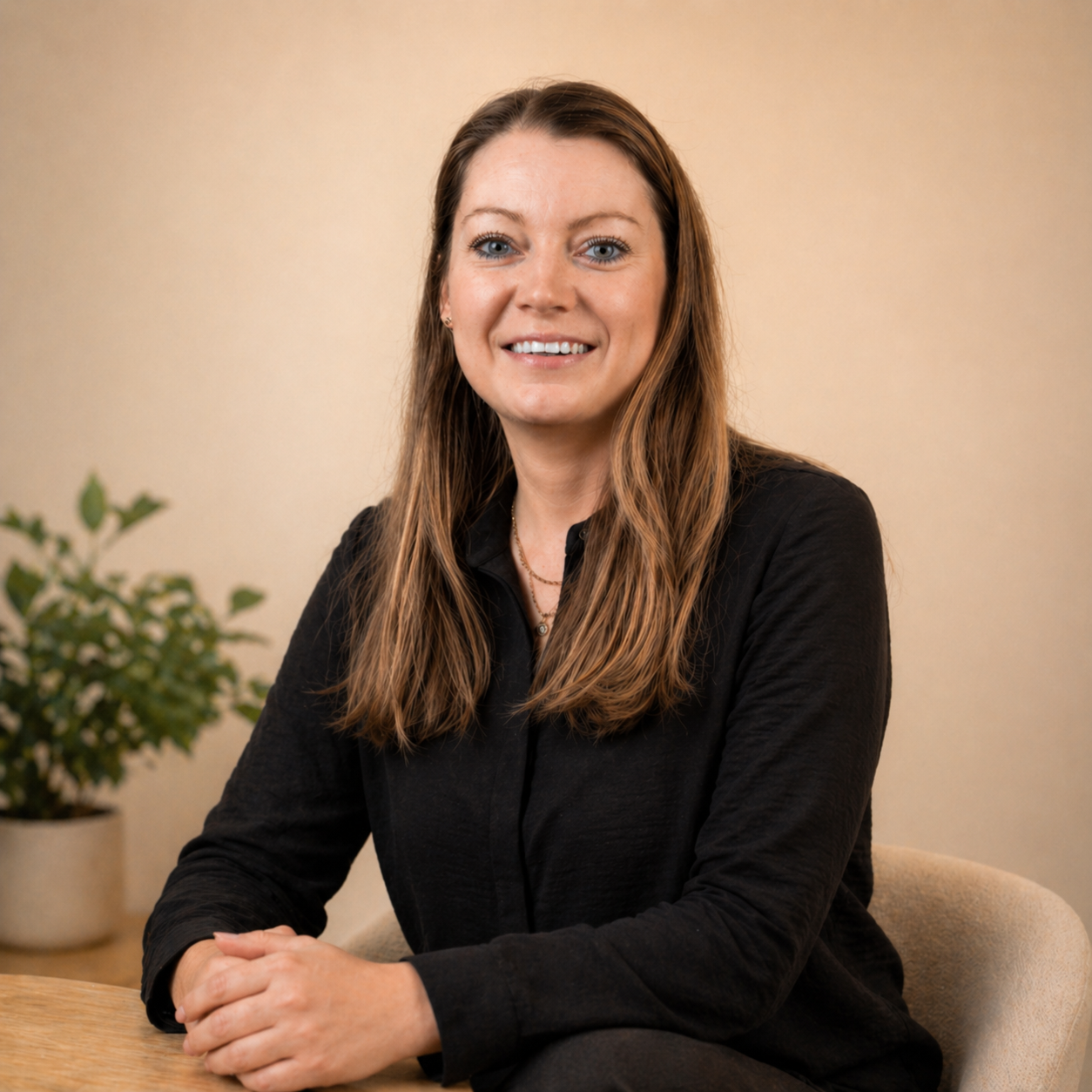 Portret van Chantal Commandeur van CC bewindvoering zit aan tafel